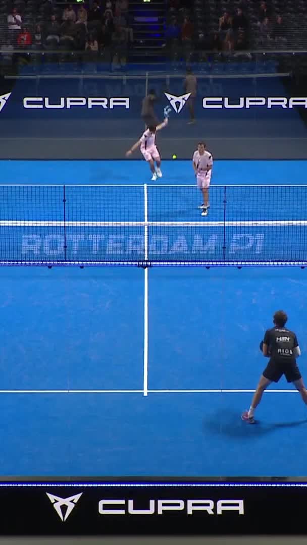 Incredible way for Yanguas to close the set with a return from outside the court in the tie break