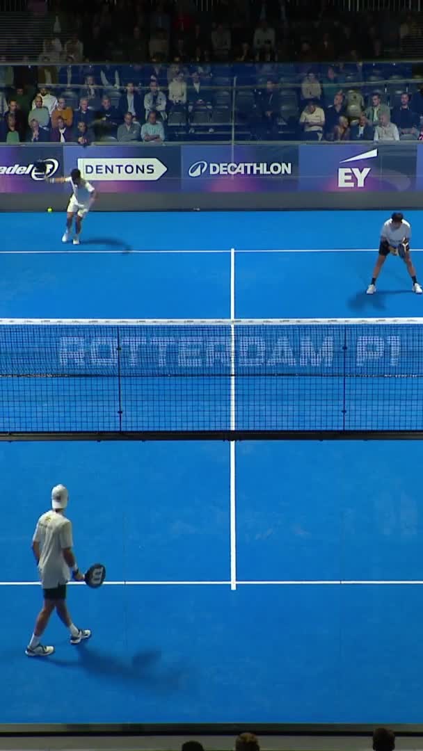 Beautiful backhand x4 from González gives them the break and set point chance