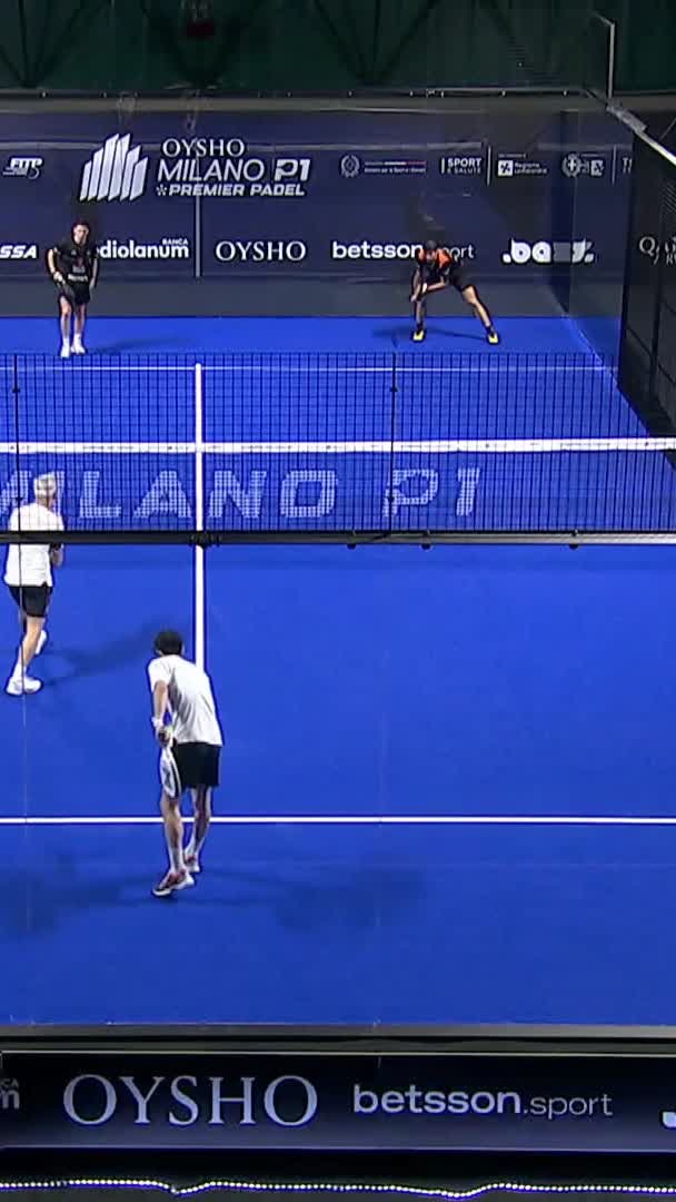 Amazing out of court by Augsburguer, but it is not enough to win the point