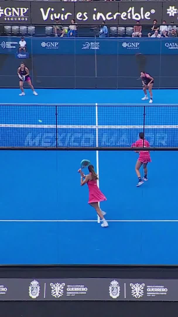 Nice drop shot from Triay but Osoro is right there to send that ball back and win the point