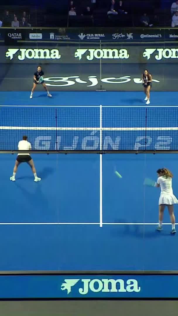 Set point. Triay hits and Barrera returns the ball into the net