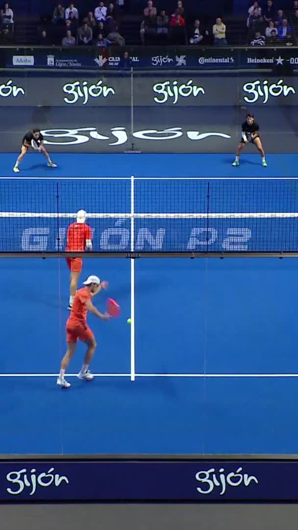 Set point. Sanz wins the round with an x3