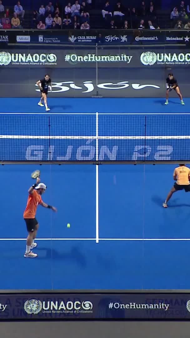 Superb volley against the cage from Chingotto