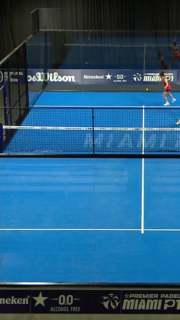 Lobo fails to return an easy ball that gives the enemy another break point