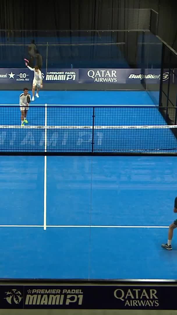 Torre chases down a smash from Quilez to finish with a great backhand x4