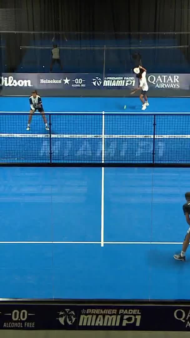 Jofre hits a great smash that gave them another game