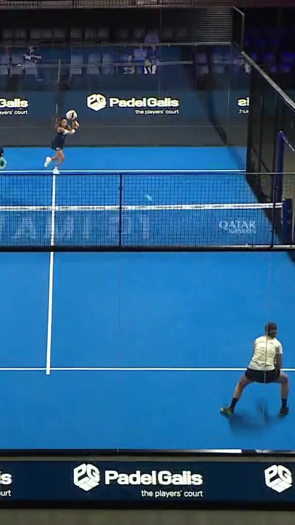 Sainz and Eugenio take a crucial break point in the first set after an error from Brea