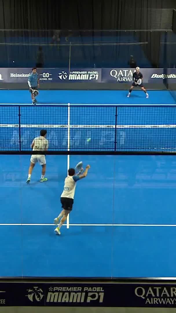Sanz hits a powerful smash