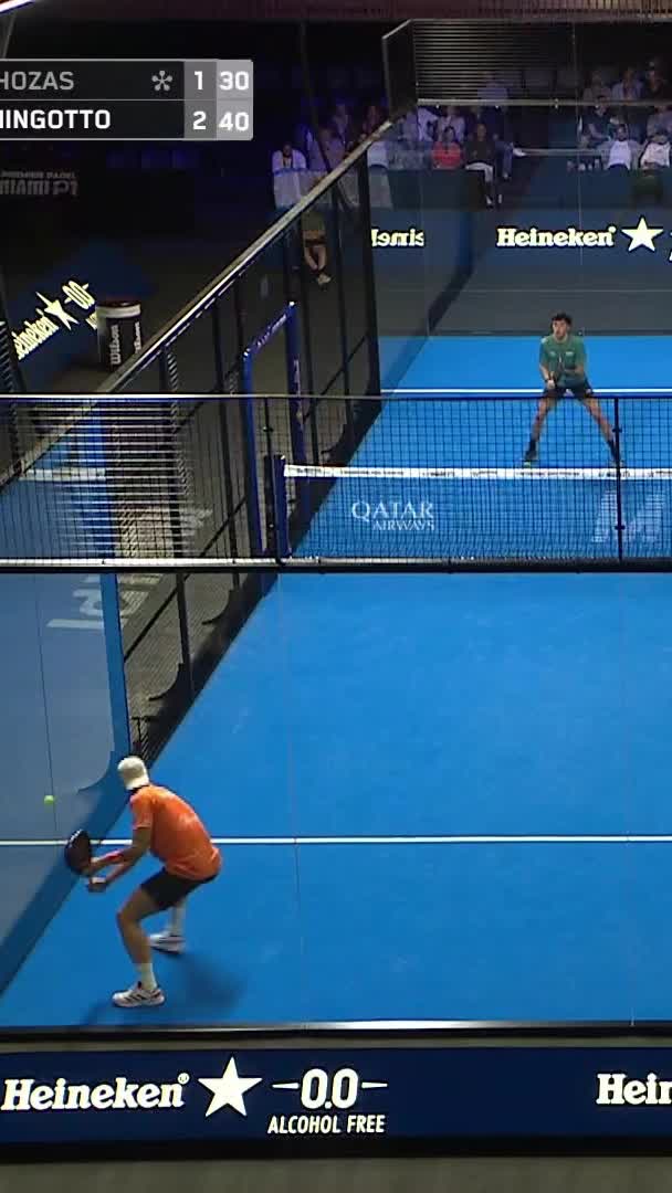 Galan and Chingotto win the break point after a mistake by Libaak