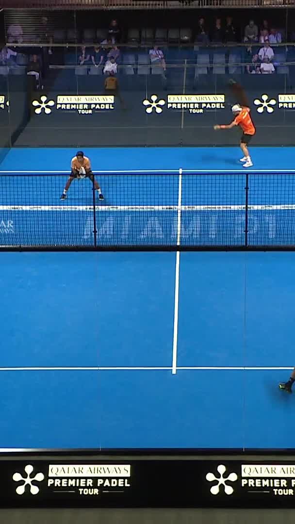 Libaak and Chozas win the break point thanks to an unforced error by Galan