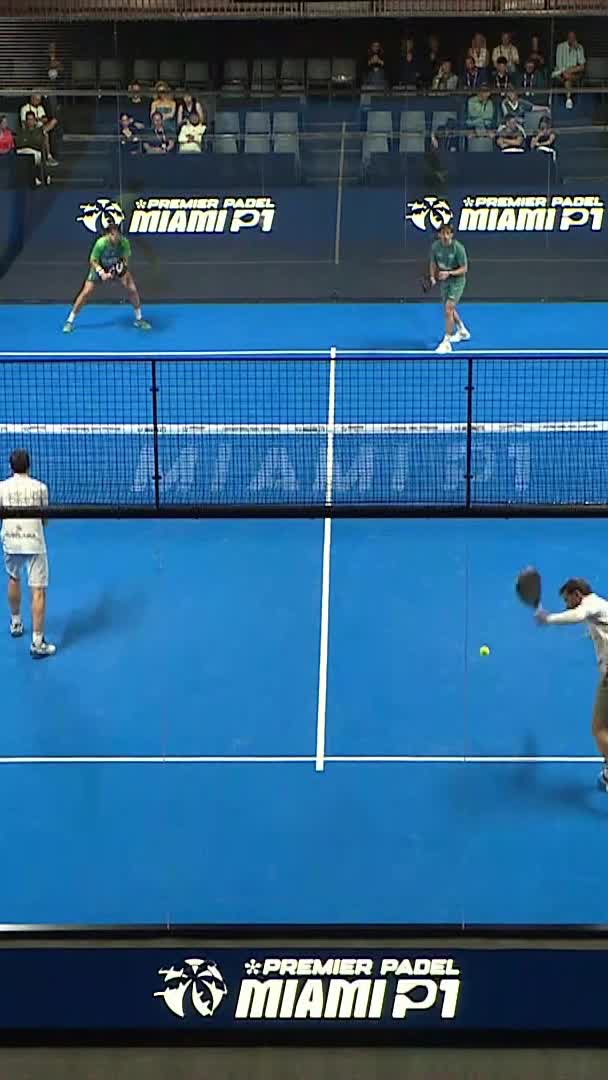 Ruiz puts his opponent in trouble with a backhand