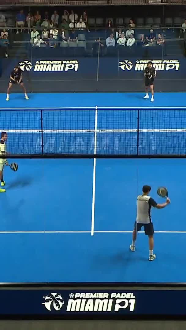 Navarro wins the first rally of the second set with a great drop shot that Tapia can’t return