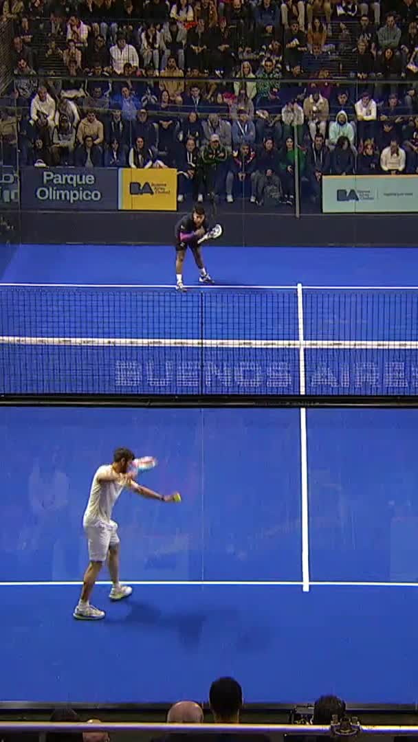 Aguirre and Alfonso win the break point and the crowd rises
