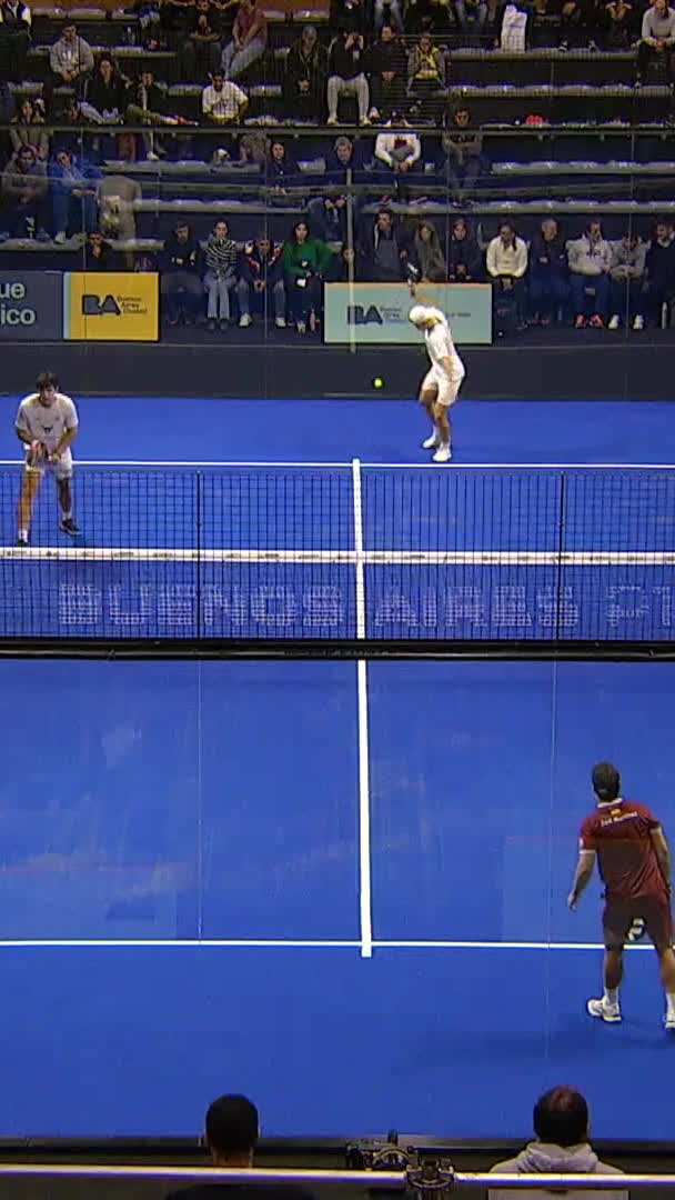 Martínez and Benítez force the break point in a great rally