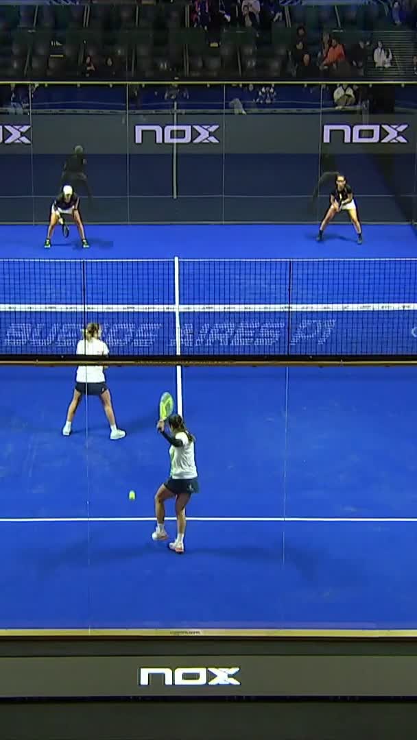 Perfectly executed vibora by Llaguno wins the break point