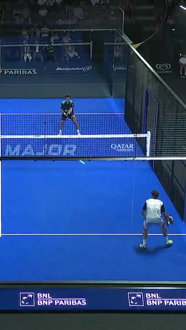 Guerrero and Leal win the rally after great defense