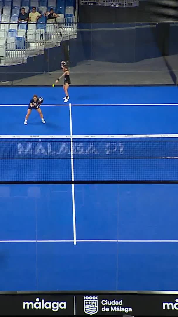 Araujo finishes a good rally with the smash