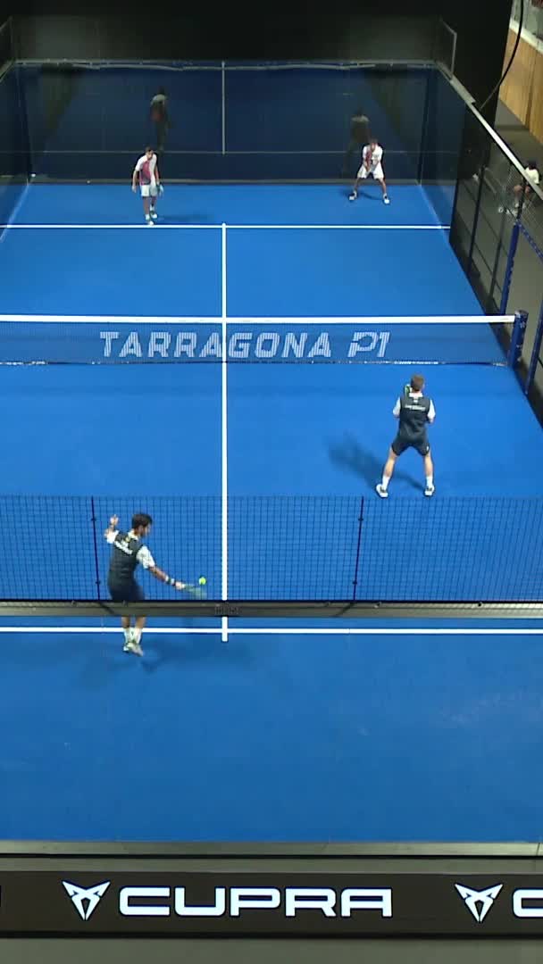 Great return from outside the court by Hernández to start the match