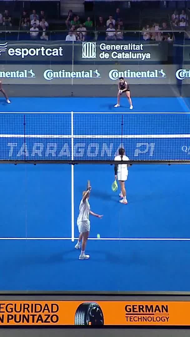 Sánchez wins a great rally at the net
