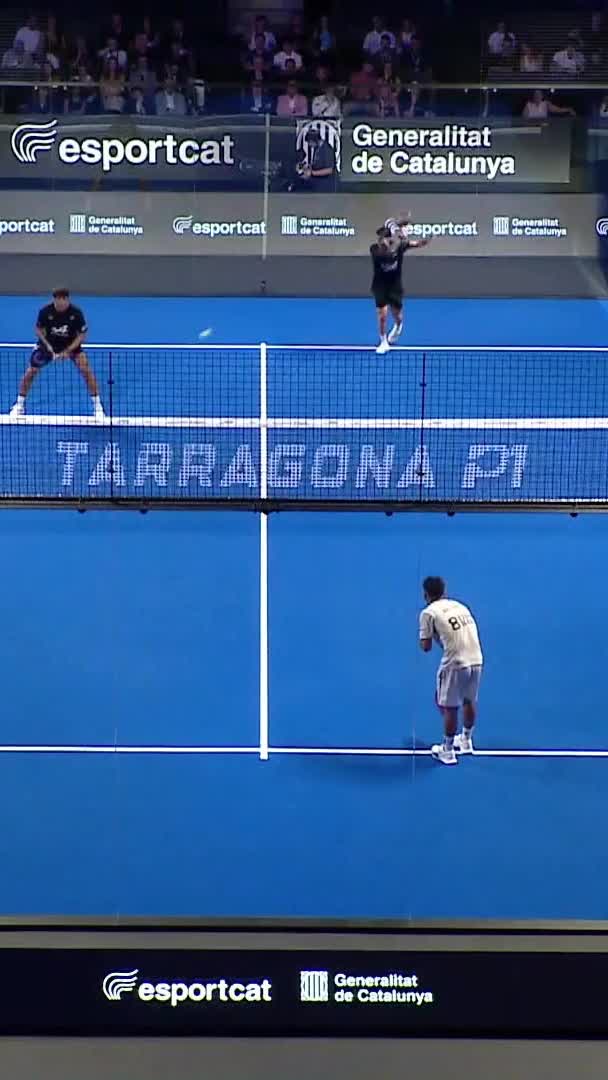 Tapia shines with the backhand drop in front of the net