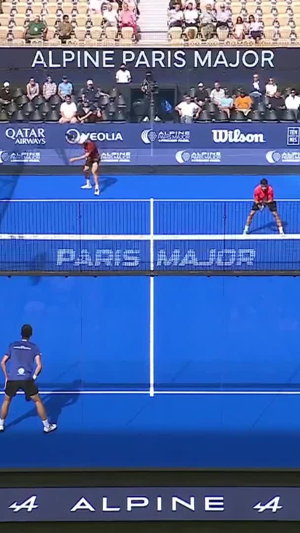 Gala and Campagnolo win the first set