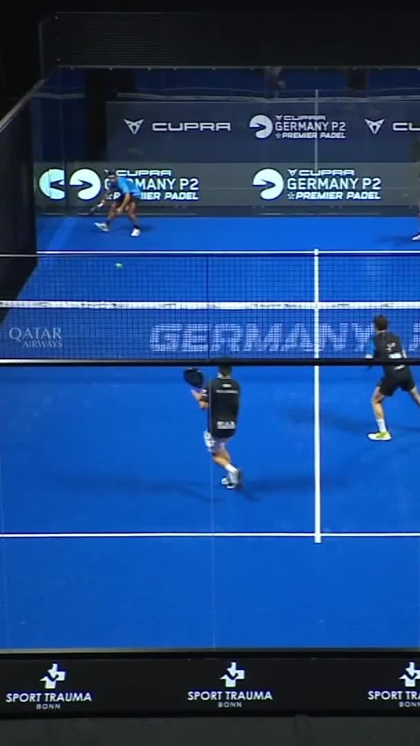 Hernández with an unbelievable return from outside the court